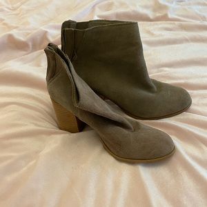 UO chunky Nude Seude zip up heels